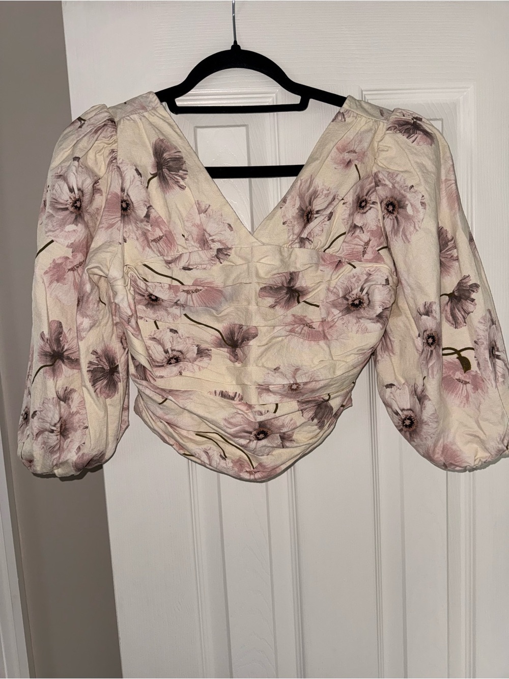 Express Ruched V-Neck Puff-Sleeve Blouse in Cream and Dusty Pink Floral